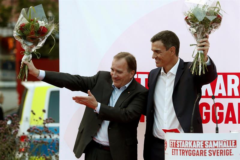 Stefan Löfven junto a Pedro Sánchez en la campaña electoral en Suecia. 