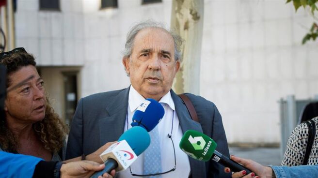 La juez ofrece a la Comunidad de Madrid acusar a Álvarez Conde por su 'tarjeta black' El catedrático Enrique Álvarez Conde, dirigiéndose a los juzgados de Madrid.