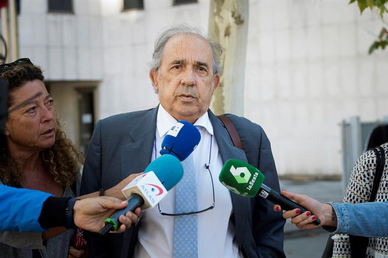 El catedrático Enrique Álvarez Conde, dirigiéndose a los juzgados de Madrid.