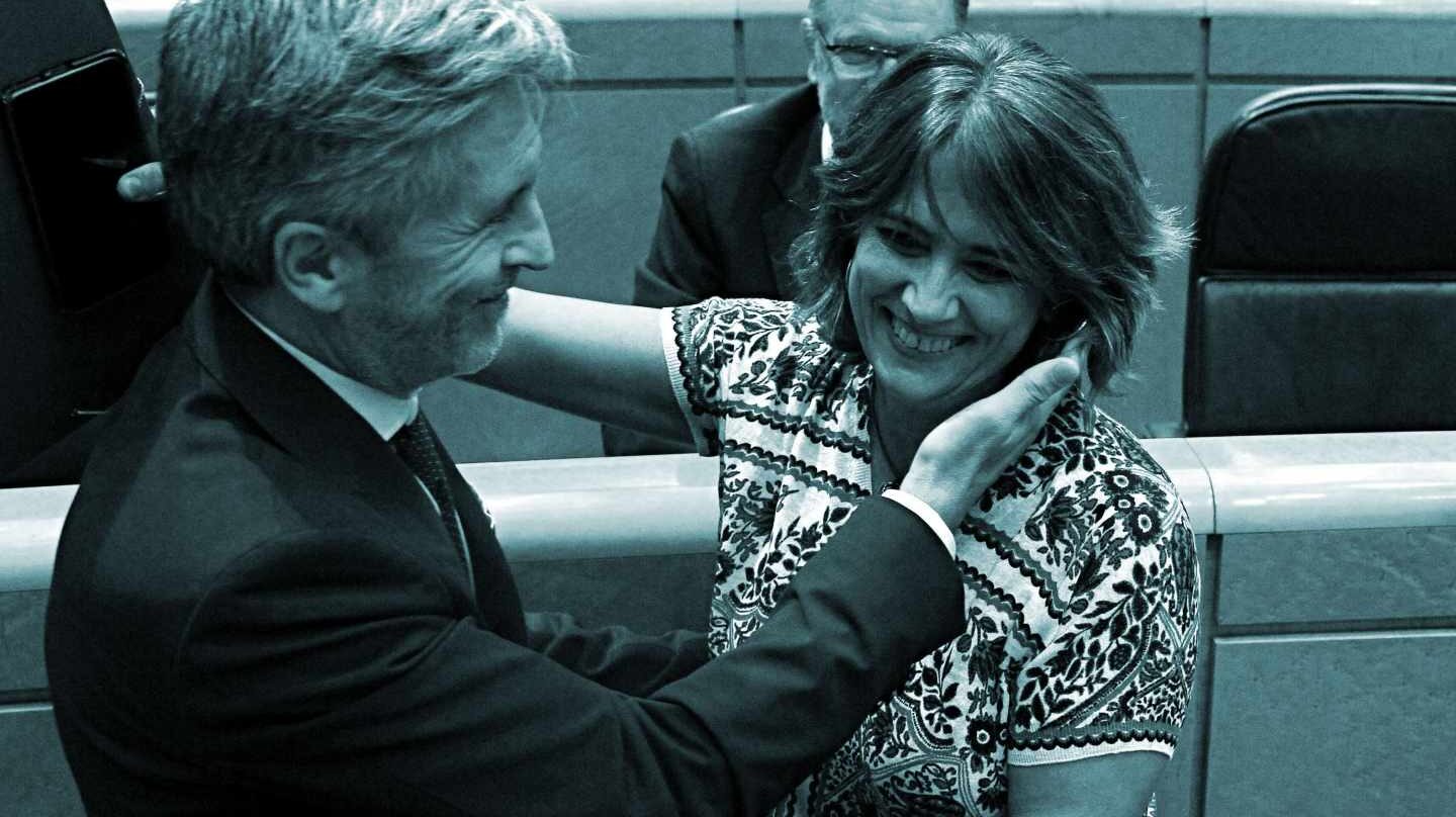 La ministra de Justicia, Dolores de Delgado, saluda al ministro del Interior, Fernando Grande-Marlaska.