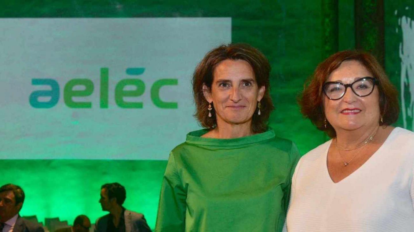 La ministra para la Transición Ecológica, Teresa Ribera, y la presidenta de Aelec, Marina Serrano.