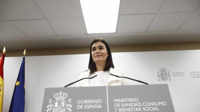 La ministra de Sanidad dice que ha informado al presidente sobre su máster y descarta dimitir