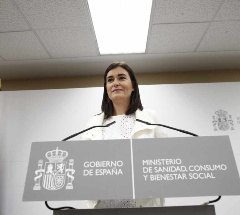 La ministra de Sanidad dice que ha informado al presidente sobre su máster y descarta dimitir