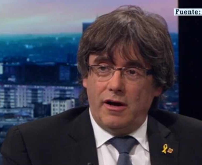 Puigdemont, acorralado en la televisión belga: "Debería encerrarse en la cárcel"