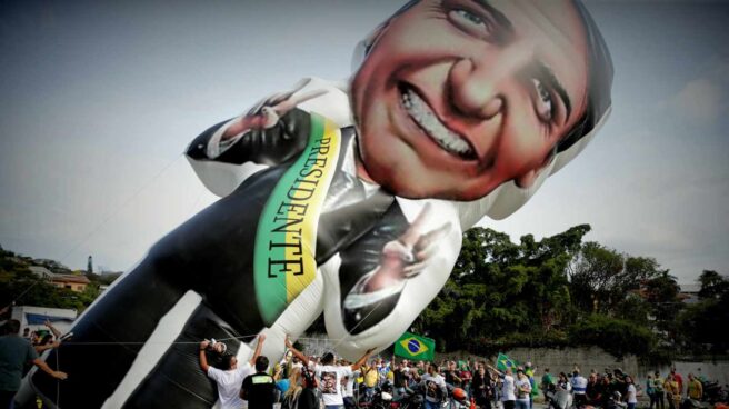 Seguidores del candidato ultraderechista brasileño Jair Bolsonaro elevan un globo con su imagen.