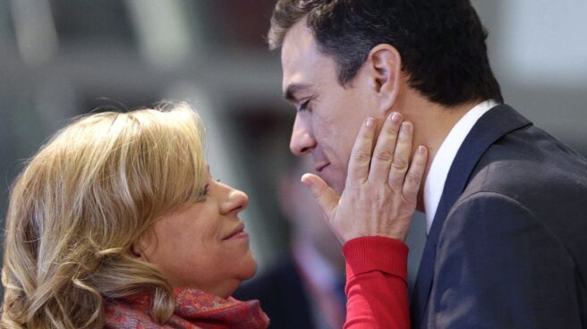 Elena Valenciano saluda a Pedro Sánchez. Elena Valenciano saluda a Pedro Sánchez.