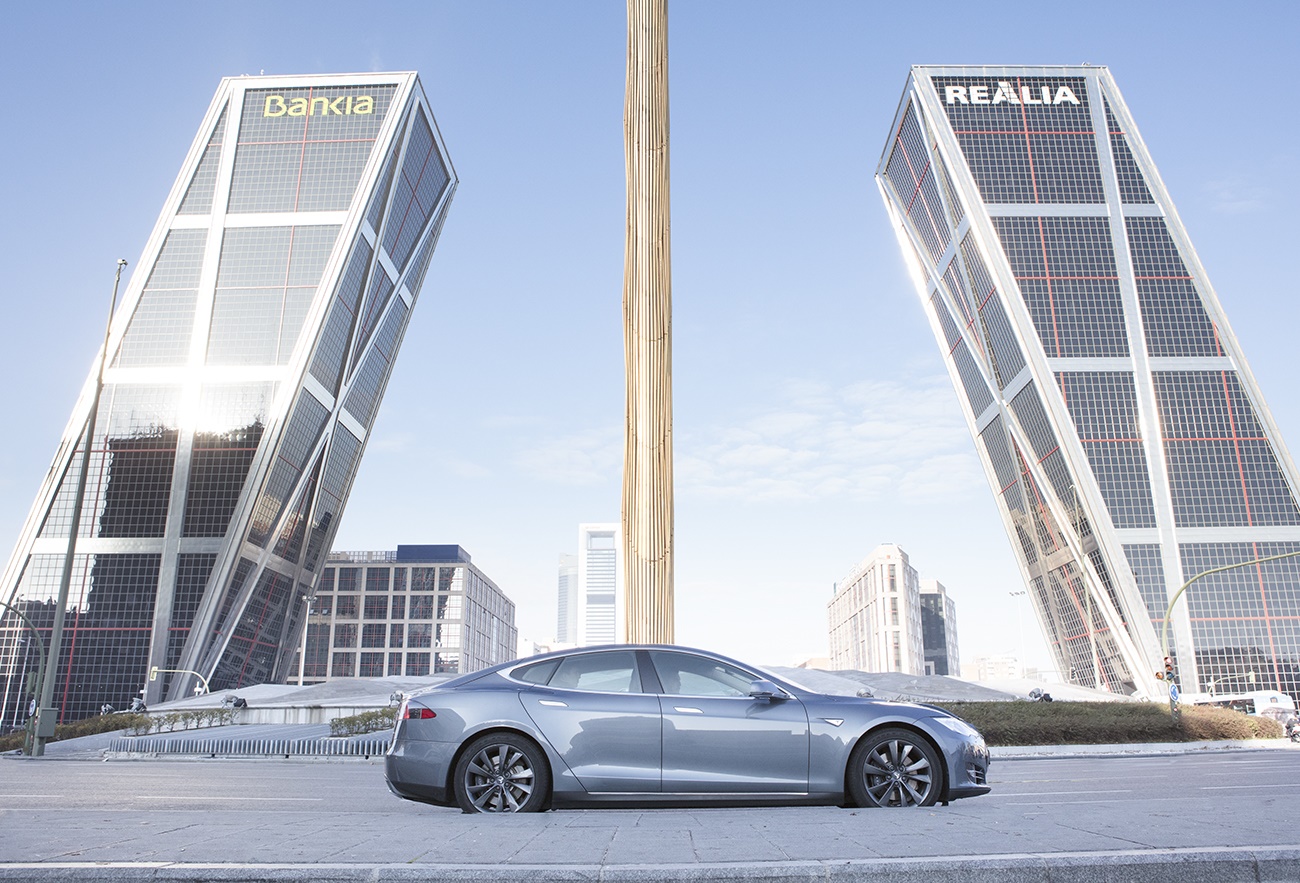 Vehículo de Uber en la Plaza de Castilla de Madrid.