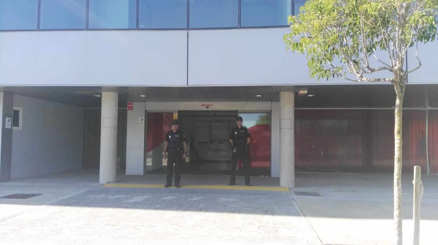 La Policía Nacional registra la clínica de iDental en Zaragoza.