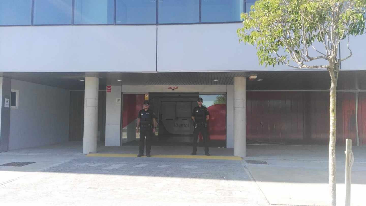 La Policía Nacional registra la clínica de iDental en Zaragoza.