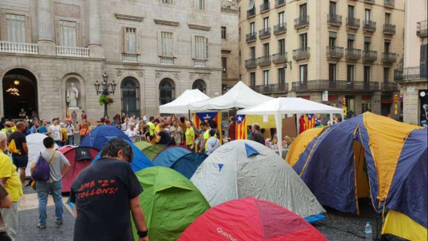 Los Mossos desalojan la acampada independentista en la Plaza Sant Jaume