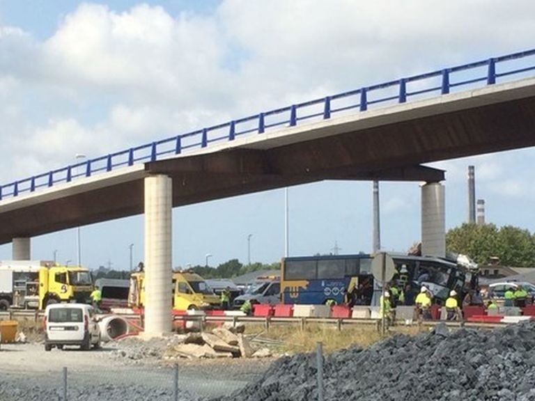 Al menos cinco muertos y 17 heridos en un accidente de autobús en Avilés