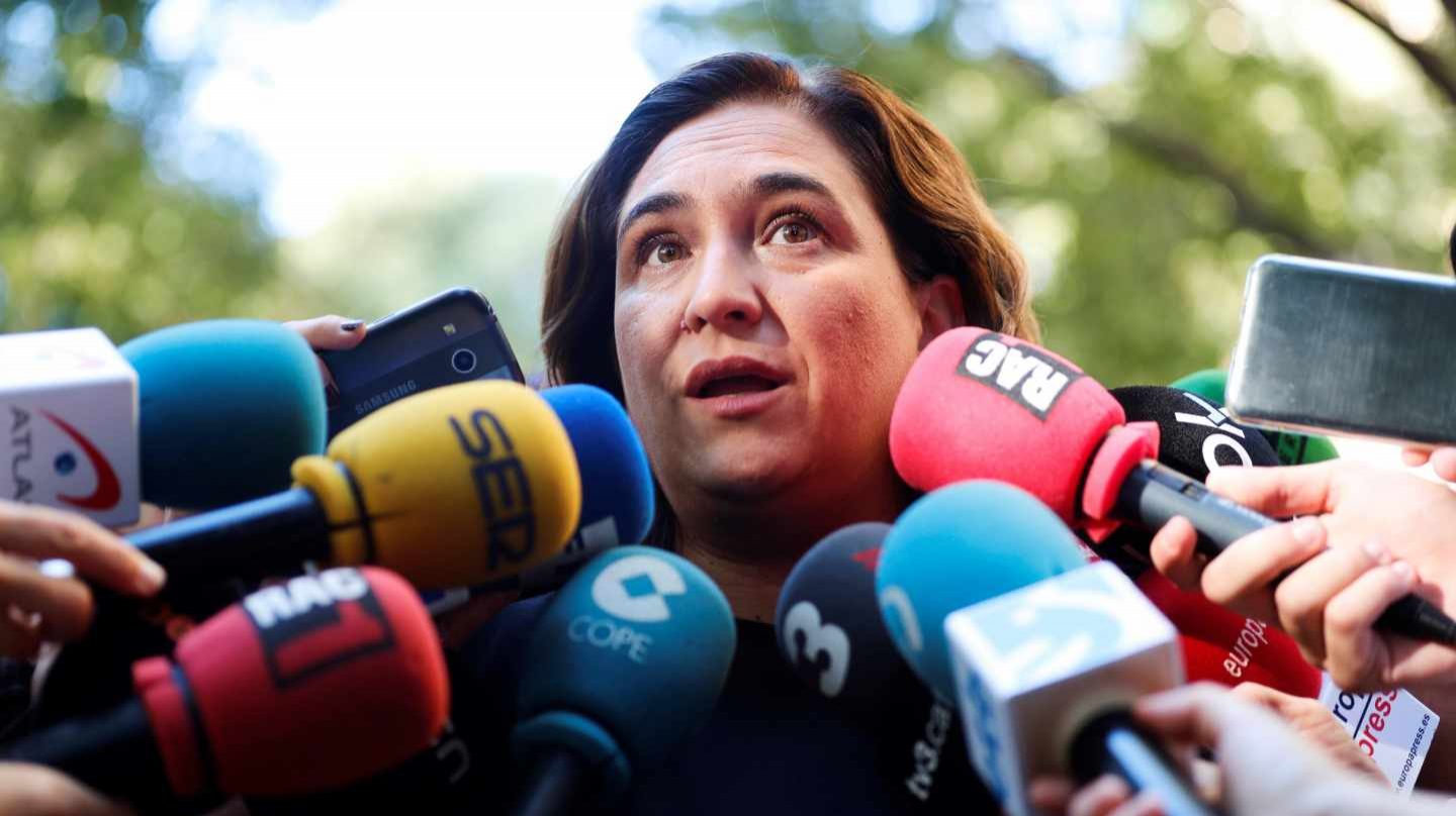 Ada Colau atiende a los medios de comunicación.