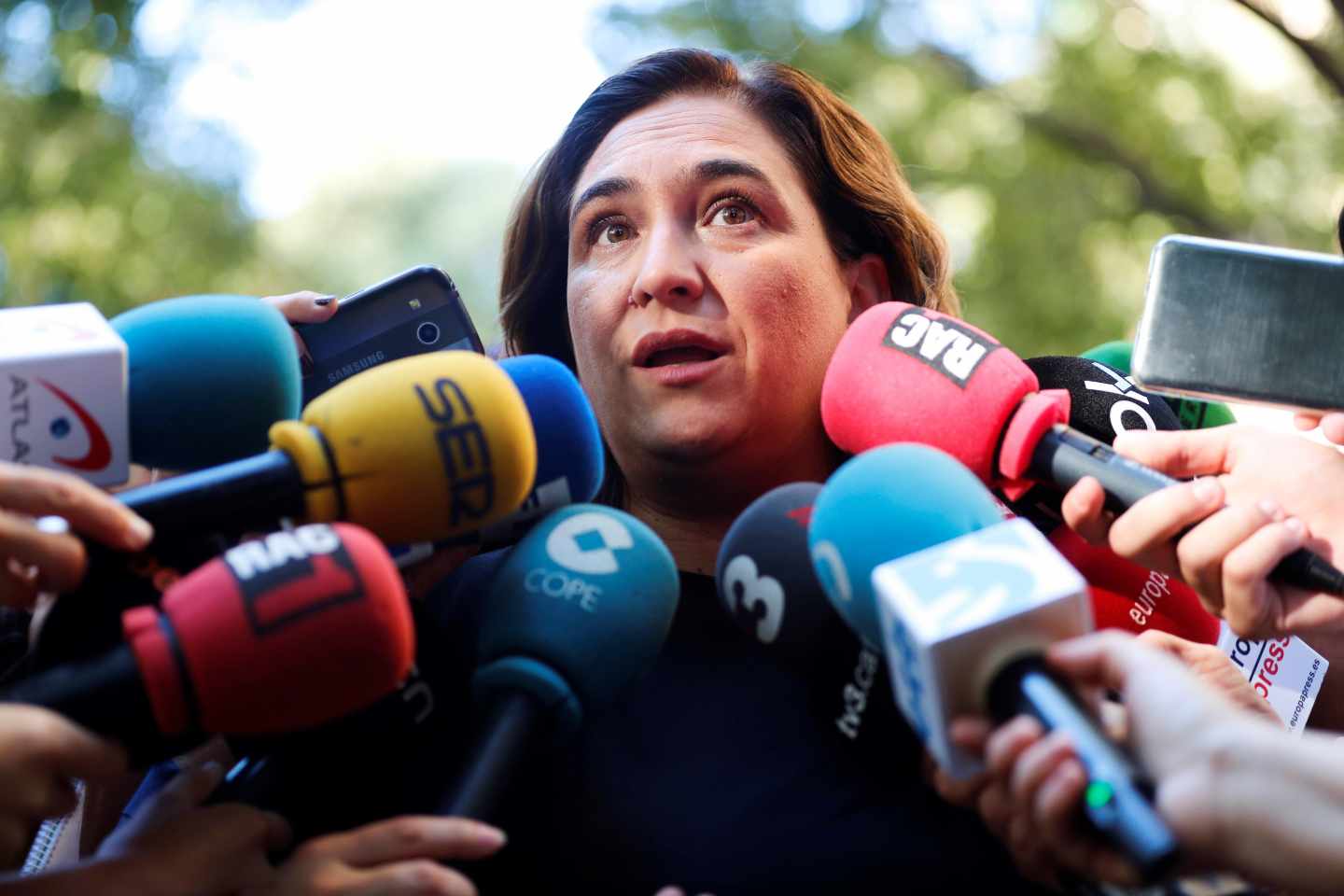 Ada Colau atiende a los medios de comunicación.