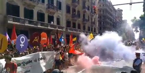 Las juventudes de la CUP lanzan botes de humo y pintura contra la sede de la Policía en Barcelona