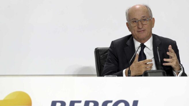 Repsol lidera los descensos del Ibex ante la salida de CaixaBank de su capital