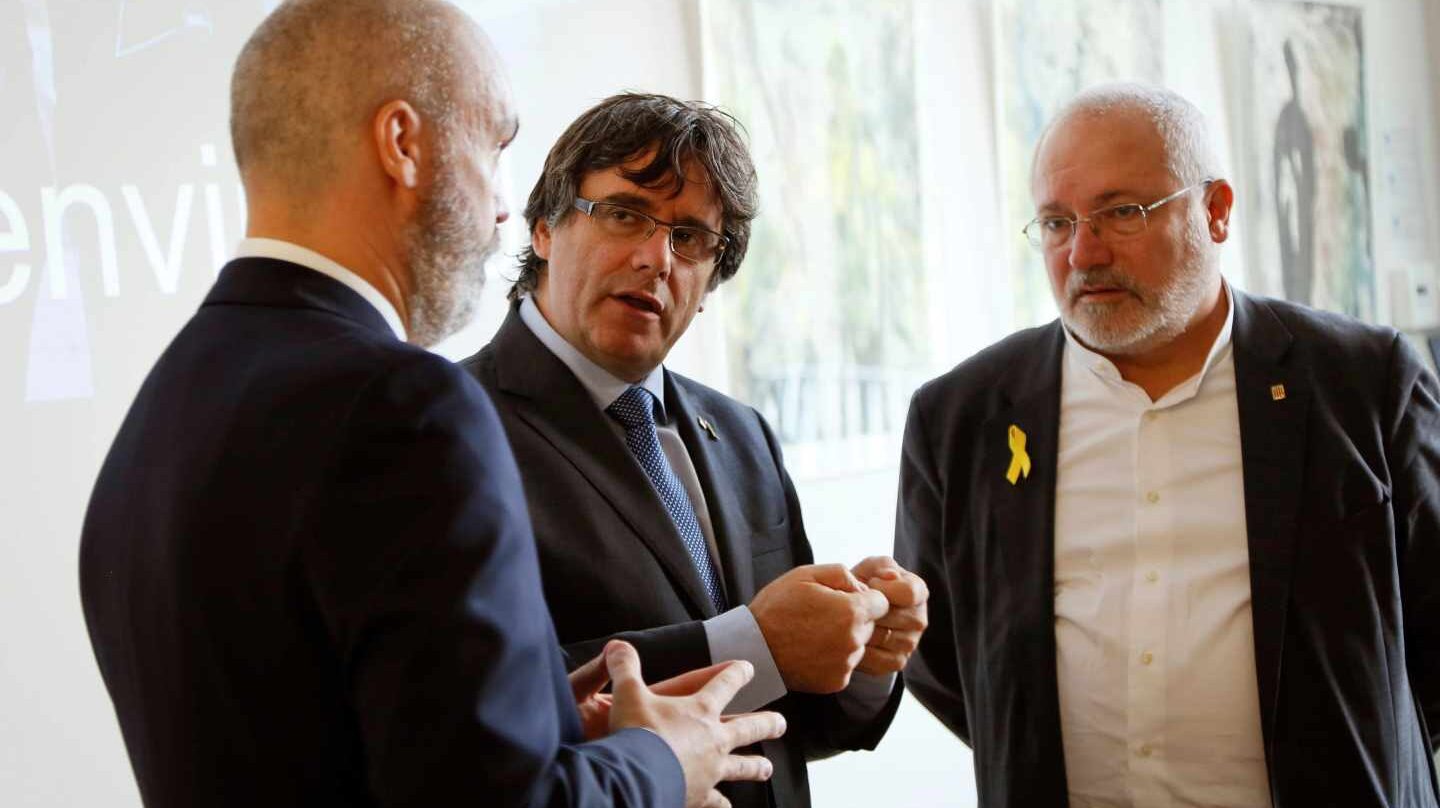 Carles Puigdemont, con miembros de la PXL University College de Hasselt (Flandes).