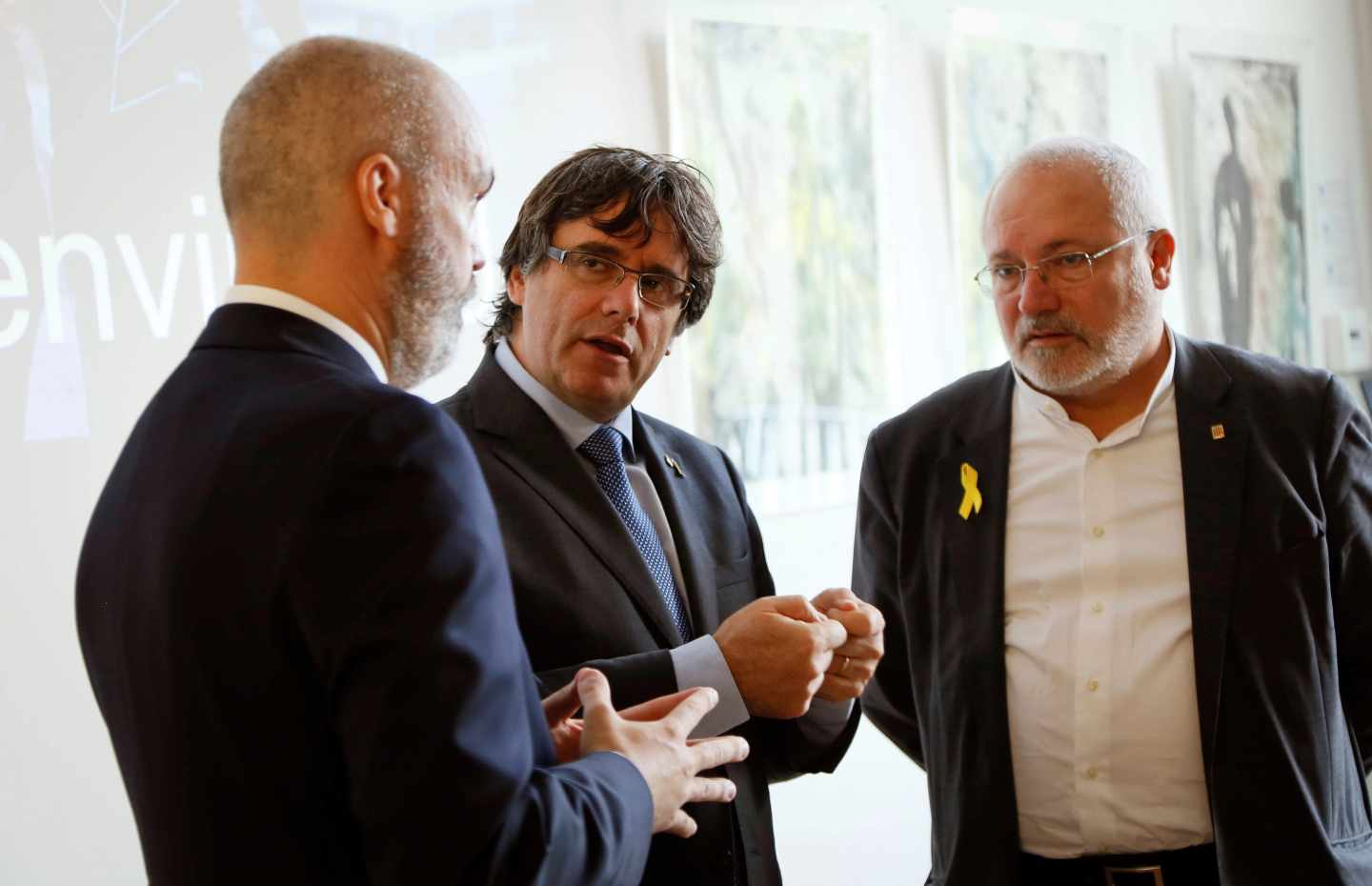 Carles Puigdemont, con miembros de la PXL University College de Hasselt (Flandes).