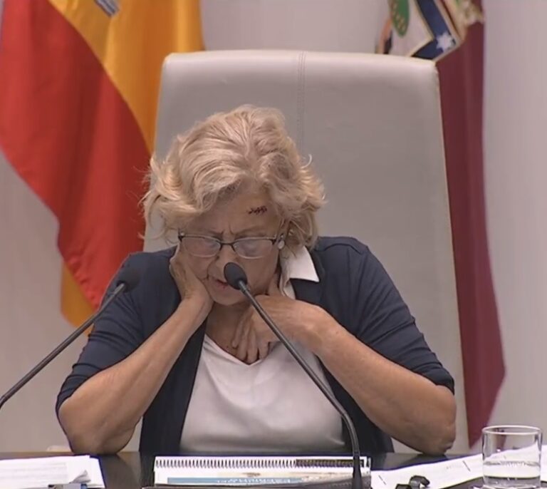 Bronco pleno del Ayuntamiento de Madrid con Carmena magullada tras su caída