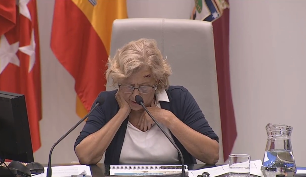 Carmena interviene con una brecha en la frente en el Debate sobre el Estado de la Ciudad de Madrid.