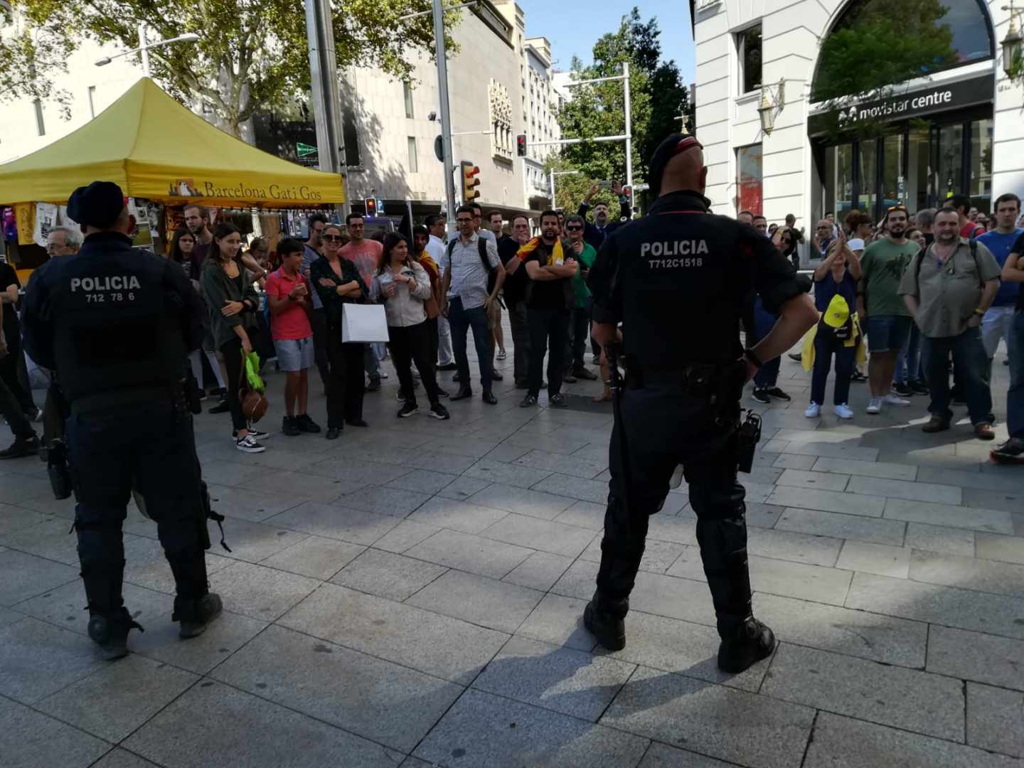 Mossos d'Esquadra, protegiendo la carpa de 'Barcelona con la Selección'.