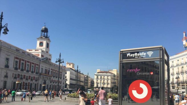 Herida grave una mujer de 60 años tras caerle encima una farola en la Puerta del Sol