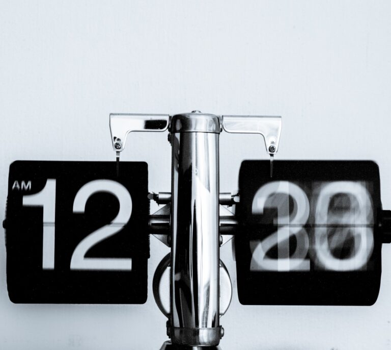 Cinco razones para seguir cambiando la hora