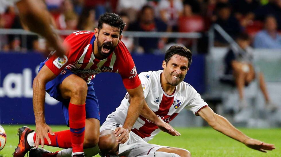 Un lance del partido de Liga entre el Atlético de Madrid y el Huesca.