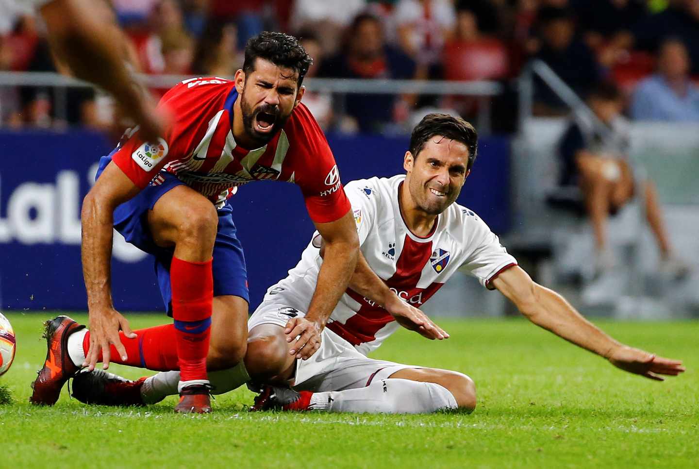 Un lance del partido de Liga entre el Atlético de Madrid y el Huesca.