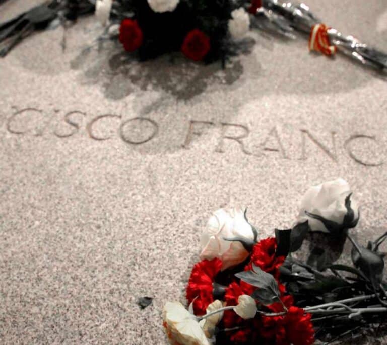 El juez Yusty cree que Sánchez cometería desobediencia si exhuma a Franco antes de que él archive el caso