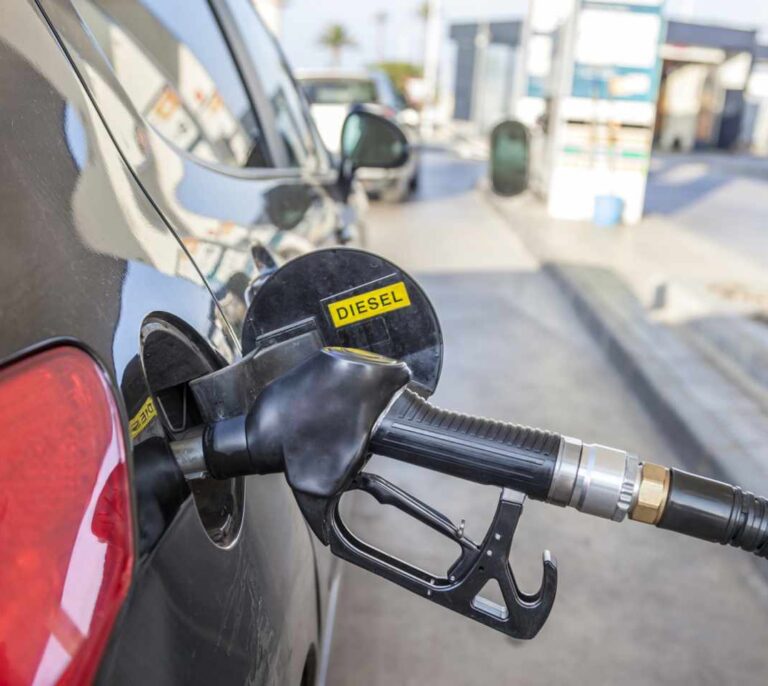 La subida del diésel que prepara el Gobierno costará 3,3 euros al mes a cada conductor