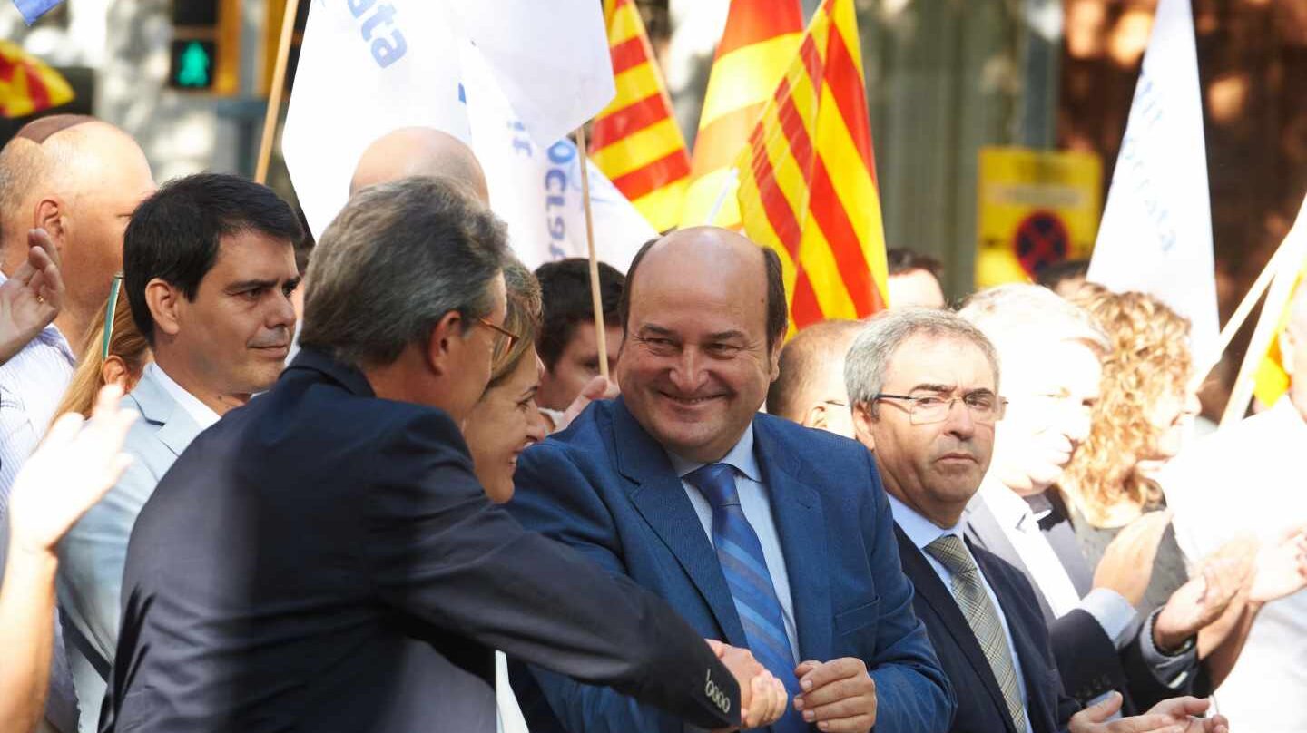 El presidente del PNV, Andoni Ortuzar, saluda a Artur Mas durante la Diada del año pasado.