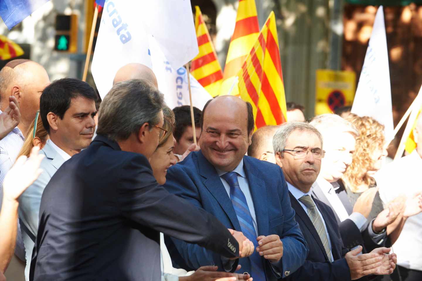 El presidente del PNV, Andoni Ortuzar, saluda a Artur Mas durante la Diada del año pasado.