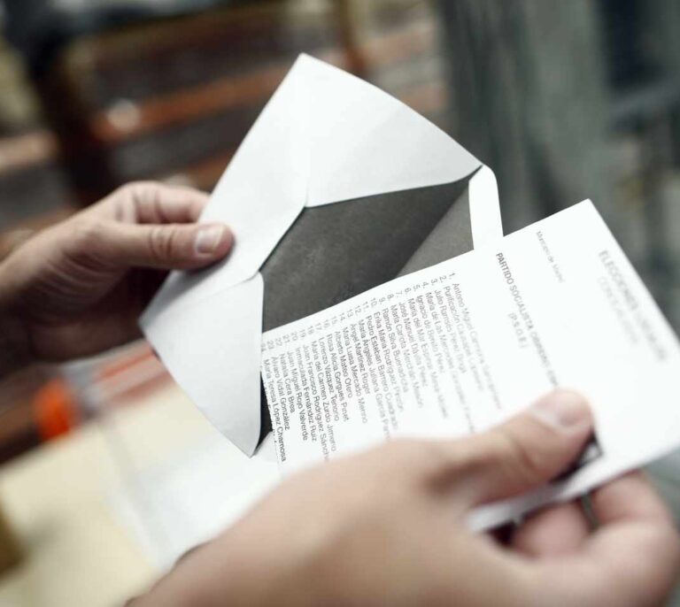 El miedo al Covid-19 dispara el voto por correo para las elecciones gallegas y vascas