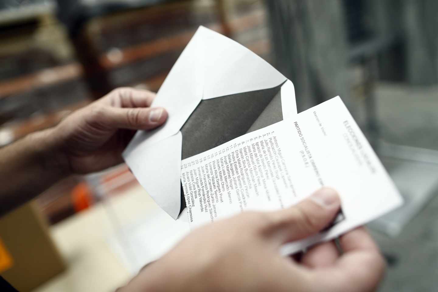 El miedo al Covid-19 dispara el voto por correo para las elecciones gallegas y vascas