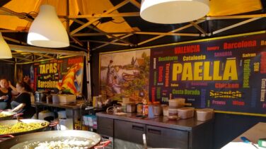 La 'embajada gastronómica' más surrealista del independentismo: paella y albóndigas