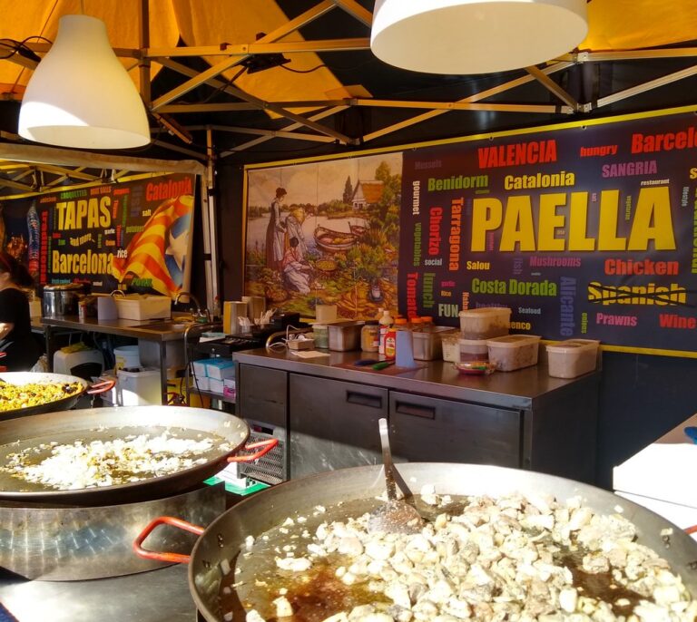 La 'embajada gastronómica' más surrealista del independentismo: paella y albóndigas