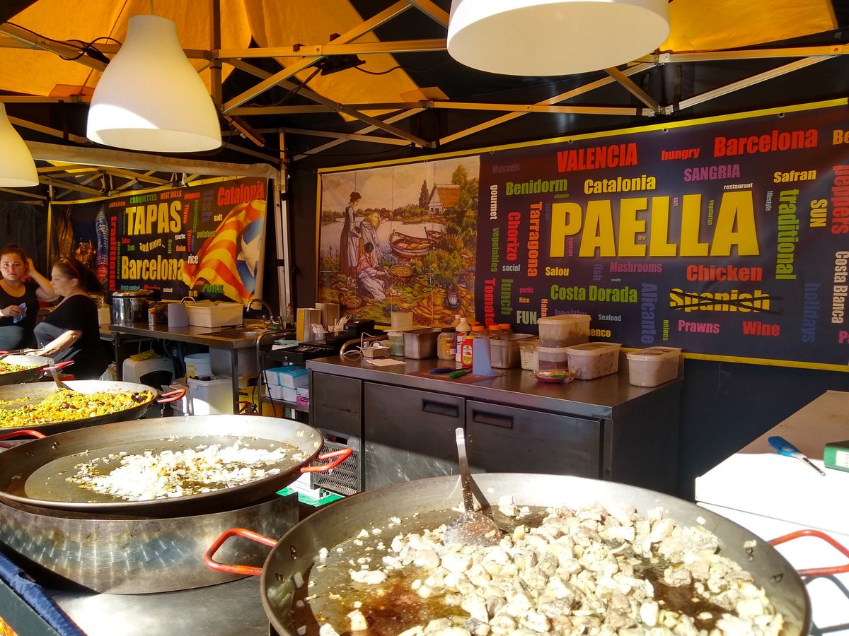 La 'embajada gastronómica' más surrealista del independentismo: paella y albóndigas