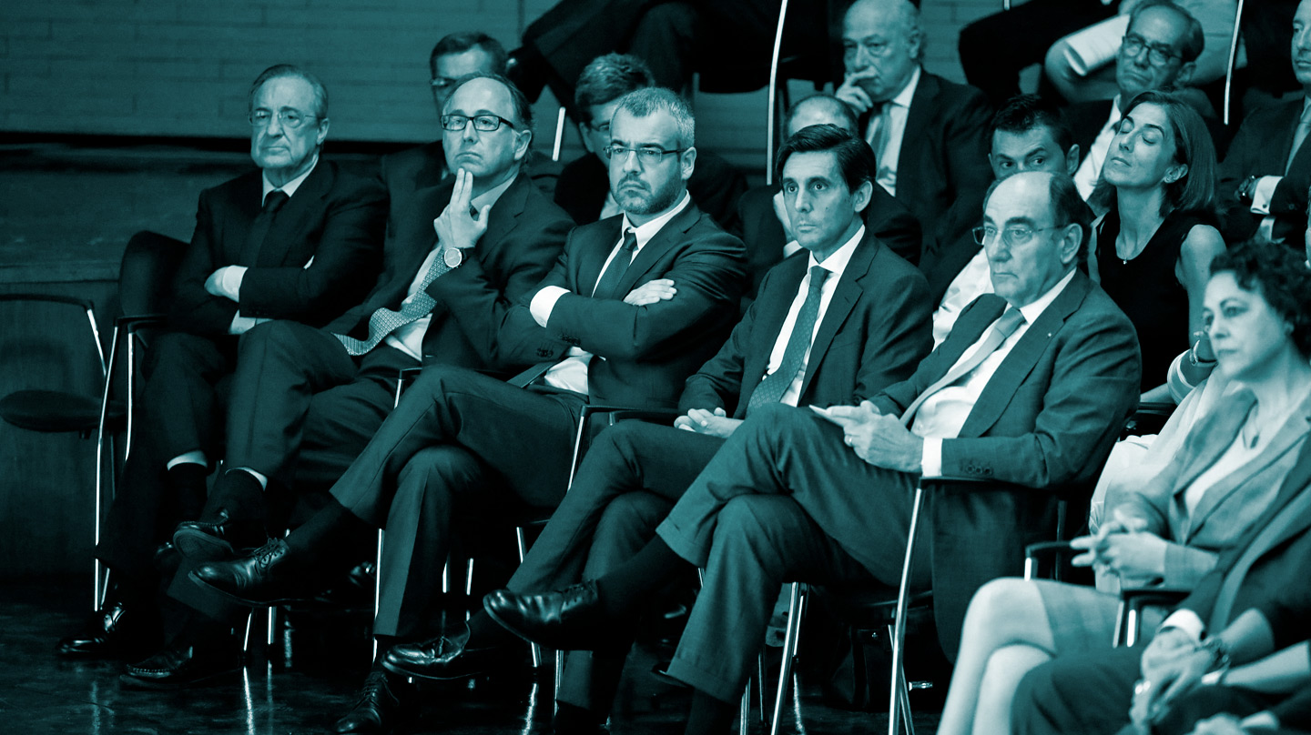 El presidente de ACS Florentino Pérez (i), el presidente de IBERIA Luis Gallego (2i), el presidente de Telefónica José María Álvarez-Pallete (2d), y el presidente de IBERDROLA José Ignacio Sánchez Galán (d), durante la intervención del presidente gobierno Pedro Sánchez, en el acto que ha presidido en la Casa de América junto a la práctica totalidad de miembros del Gobierno, con motivo de los cien días de gestión.