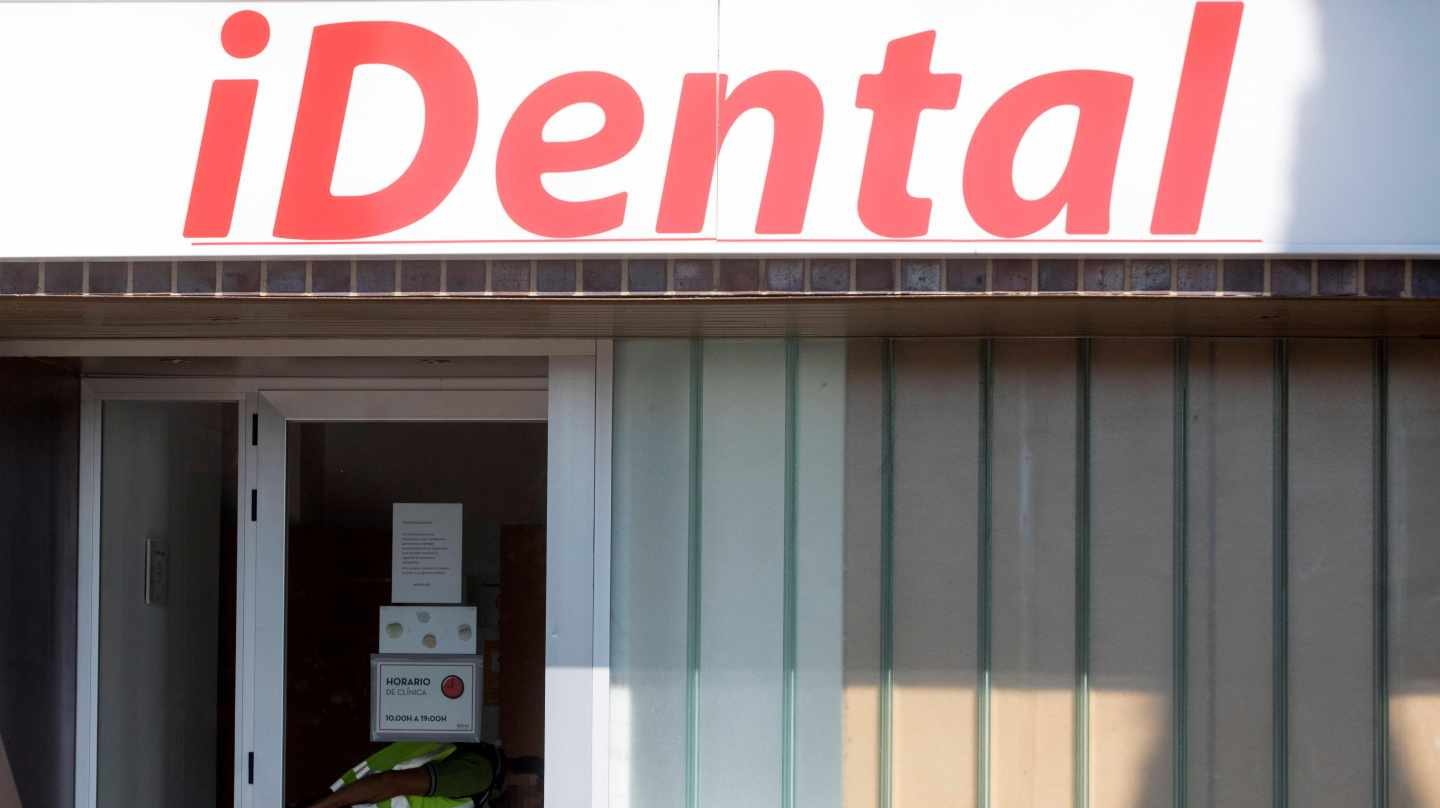 Fachada de un clínica de iDental durante un registro policial.