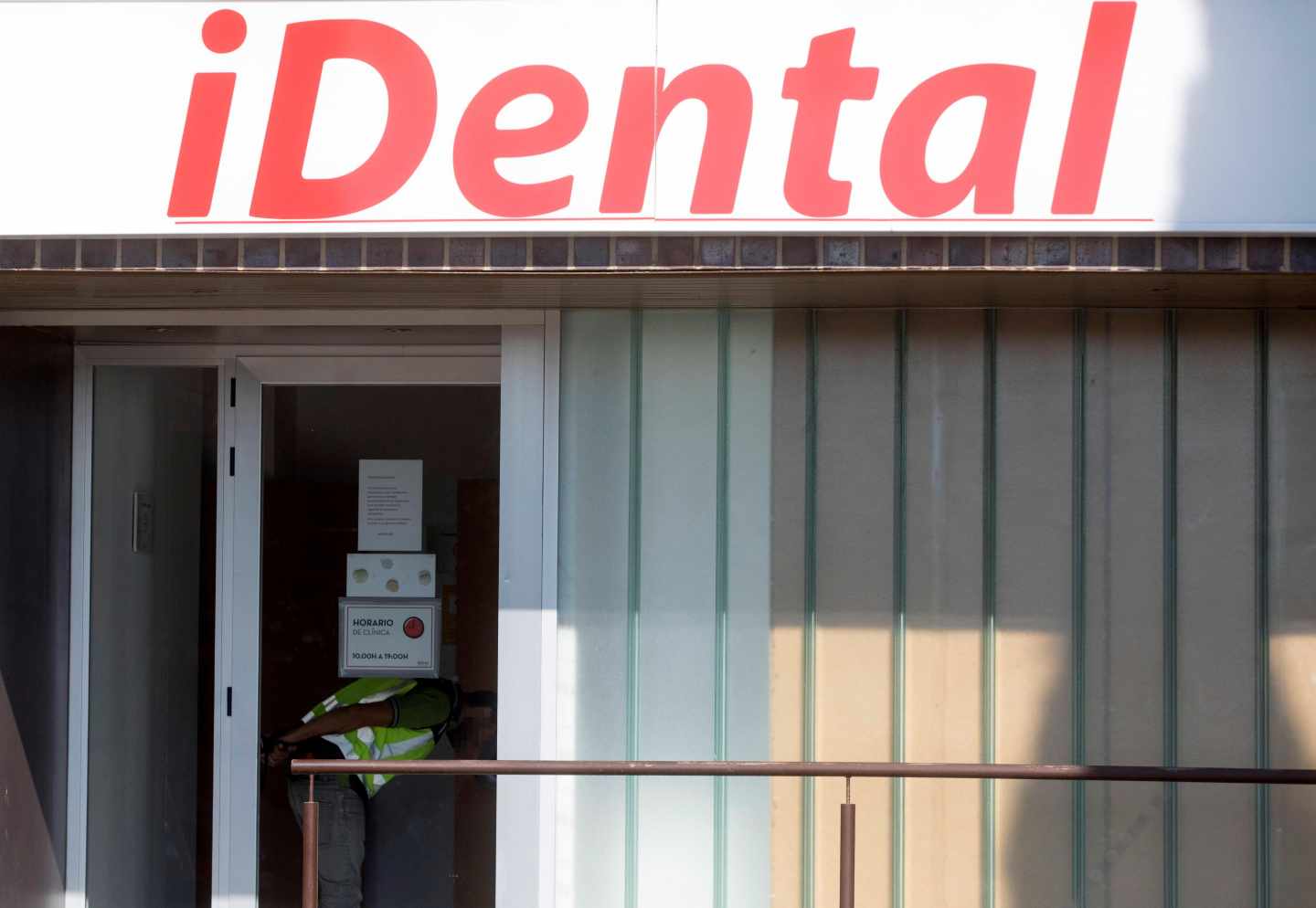 Fachada de un clínica de iDental durante un registro policial.