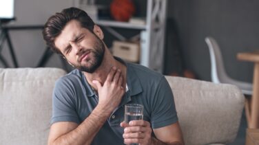 Síntomas del cáncer de cabeza y cuello: dolor de garganta o ronquera de más de tres semanas