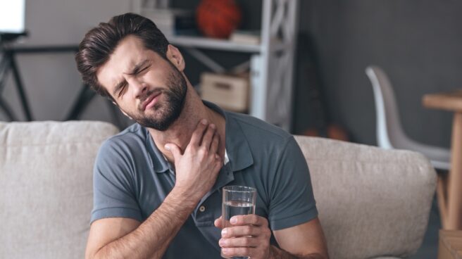cáncer de cabeza y cuello Síntomas del cáncer de cabeza y cuello: dolor de garganta o ronquera de más de tres semanas