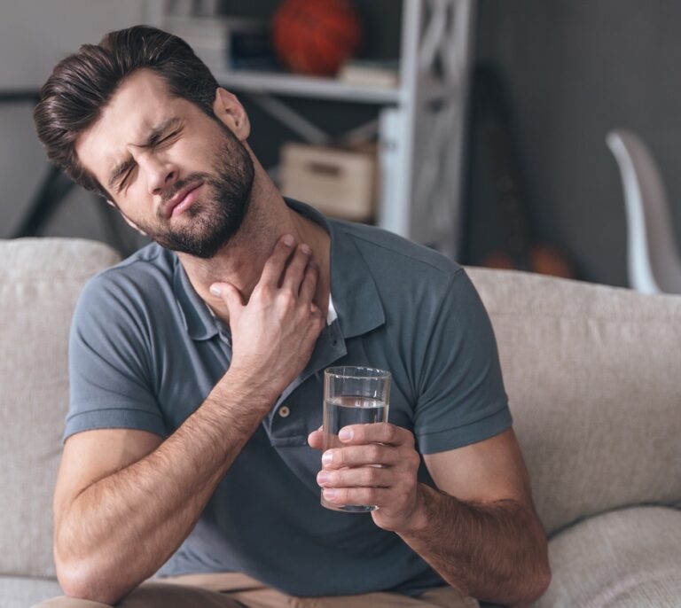 Síntomas del cáncer de cabeza y cuello: dolor de garganta o ronquera de más de tres semanas