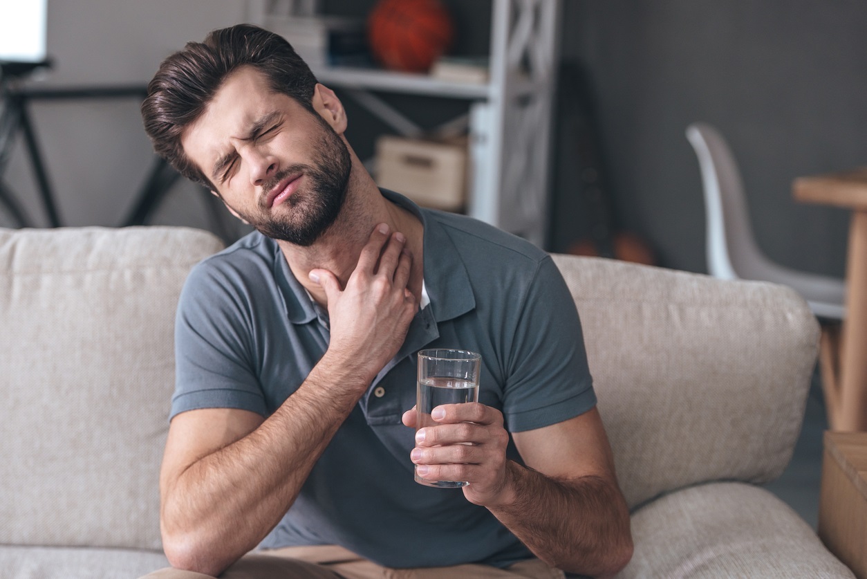 Síntomas del cáncer de cabeza y cuello: dolor de garganta o ronquera de más de tres semanas