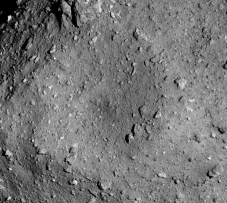 Japón posa los primeros robots en un asteroide para traer muestras