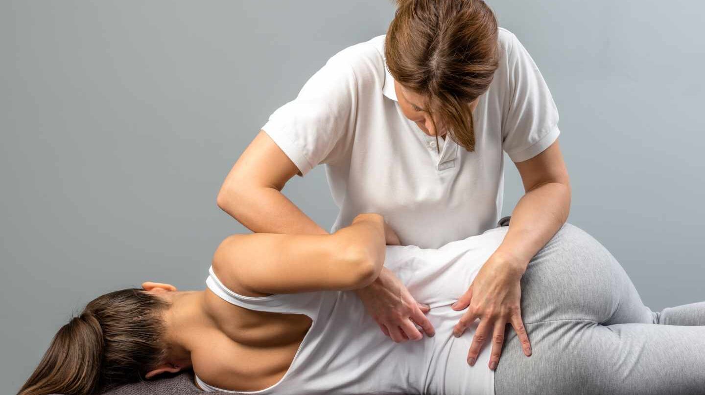 Practicando osteopatía a un paciente.