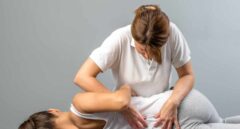 Osteopatía, entre timadores y fisioterapeutas anda el juego