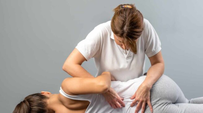 osteopatia Practicando osteopatía a un paciente.