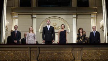 El proces vuela sobre el Teatro Real