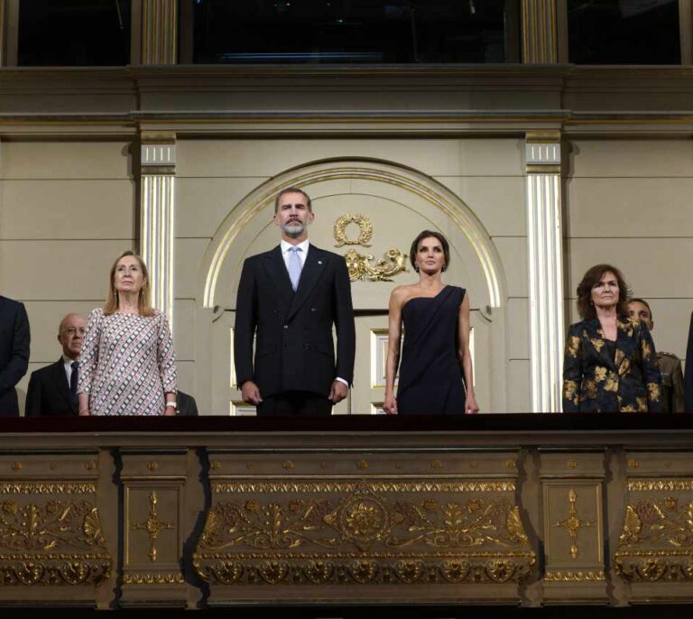 El proces vuela sobre el Teatro Real